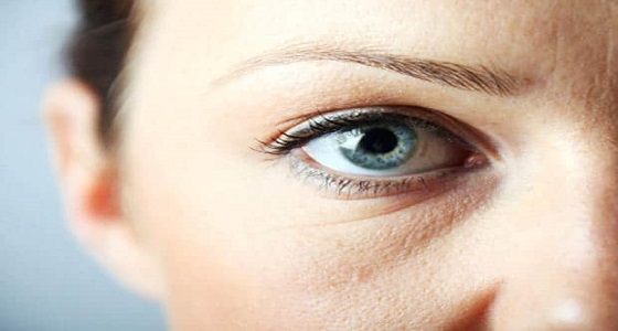 أسباب ظهور الإنتفاخ تحت العينين وأفضل الطرق للتخلص منه