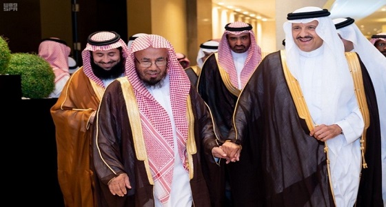 بالفيديو.. موقف أخلاقي للأمير سلطان بن سلمان مع الشيخ المطلق