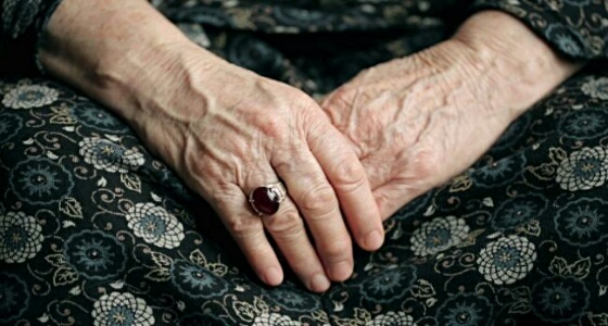 «شاب» يسب والدته ويدعوها للذهاب للمرقص