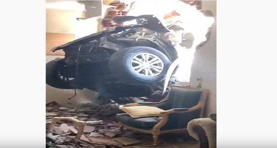 بالفيديو..مشهد من داخل منزل جدة بعد اقتحام سيارة له
