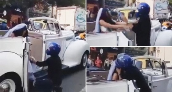 شاب يقتحم عرس حبيبته ويتوسل لعودتها إليه (فيديو)