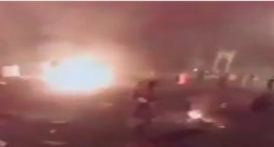 بالفيديو.. لحظة سقوط قذيفة عشوائية على المتظاهرين في بغداد