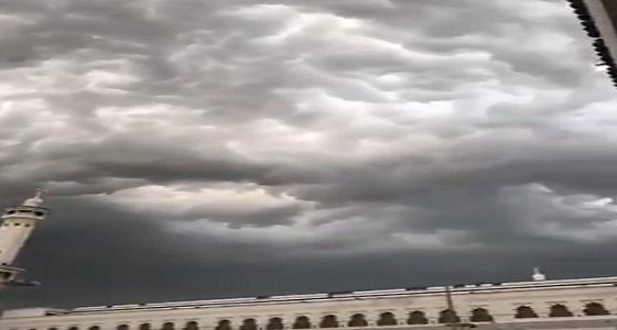 بالفيديو.. سحابة عجيبة تُزين سماء مكة