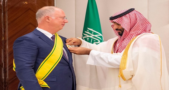 ولي العهد يقلد رئيس صندوق الاستثمار الروسي المباشر وشاح الملك عبدالعزيز