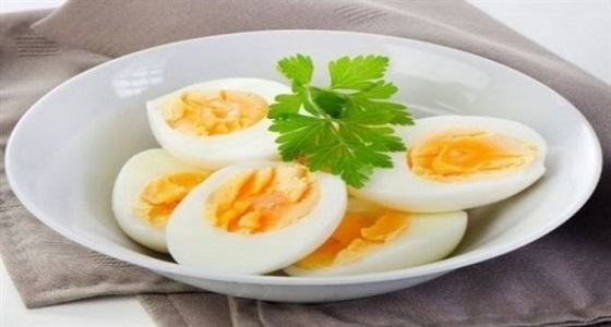أخصائي تغذية يوضح فوائد تناول البيض المسلوق على الريق