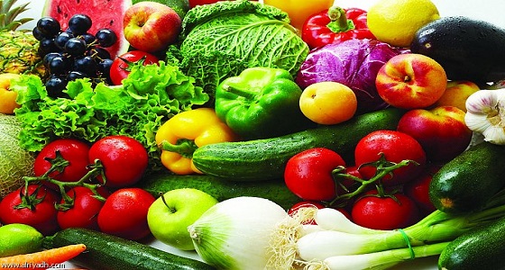دراسة تكشف أضرار تناول الخضروات النيئة على الأمعاء