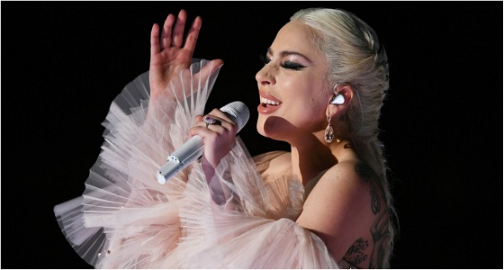 شاهد.. مُعجب يحمل ليدي غاغا ويسقط بها في موقف مُحرج !