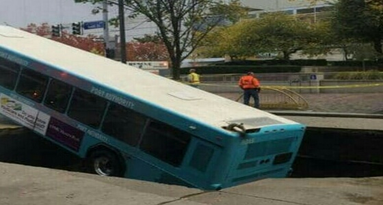 بالصور.. الأرض تبتلع «حافلة» تسير على الطريق بشكل مفاجئ