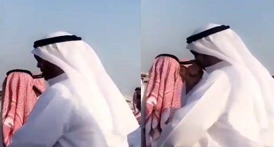 مشهد مؤثر..« جاسم الهويدي » يقف باكيًا على قبر زميله عبدالله الشريدة