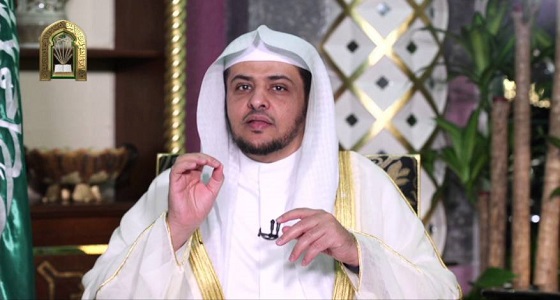 حكم إنصات من كان خارج المسجد ويبلغه خطبة الجمعة (فيديو)