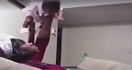 بالفيديو.. أم تسيء لرضيعتها في مقطع صادم وتشعل مواقع التواصل 