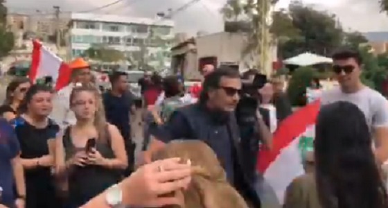 بالفيديو.. مذيعة تصرخ في وجه ملحن لبناني بسبب رأيه في الرئيس اللبناني