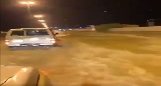 جريان السيول في مكة.. وتحذير جديد من الداخلية (فيديو)
