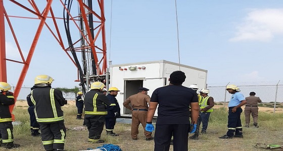 شاهد لحظة انقاذ عامل أصيب بوعكة أعلى برج اتصالات بجازان