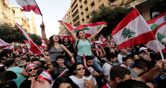 بالفيديو: ألعاب نارية ودبكة..هكذا احتفل اللبنانيون باستقالة الحريري