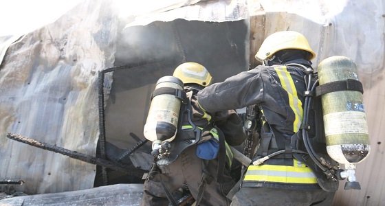 بالصور.. مدني مكة يخمد حريقا شب في بركسين وغرفة مجاورة بأحد المواقع التجارية