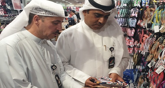 بالفيديو.. طباعة صور مساجد على أحذية في الكويت