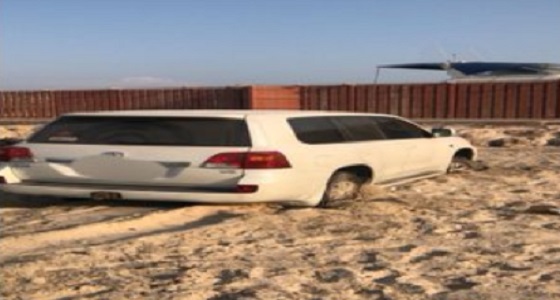 إنقاذ سيارة عالقة في رمال الهافمون بالمنطقة الشرقية