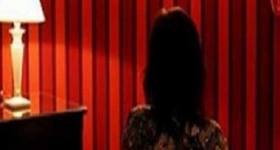 بعدما أوهمته بليلة حمراء.. سيدة تستدرج رجل دين لسرقته!