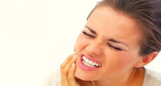 أخصائي: فتح المشروبات الغازية بالأسنان يؤدي إلى تآكلها وانكسارها