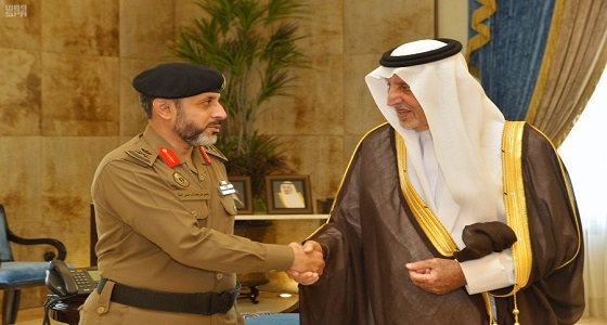 الأمير خالد الفيصل يقلد قائد القوة الخاصة لأمن المسجد الحرام رتبته الجديدة