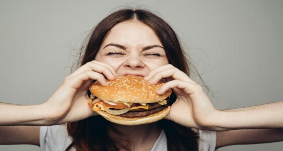 نصائج يجب اتباعها عند الشعور بـ «الجوع الشديد» خلال ساعات العمل