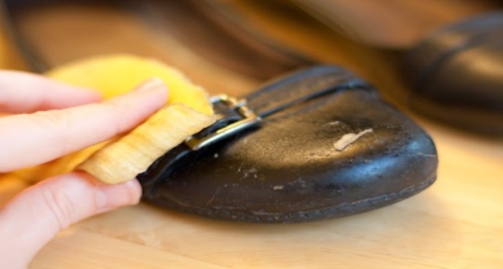 بطريقة بسيطة.. «الموز» يساعد في تنظيف الأحذية