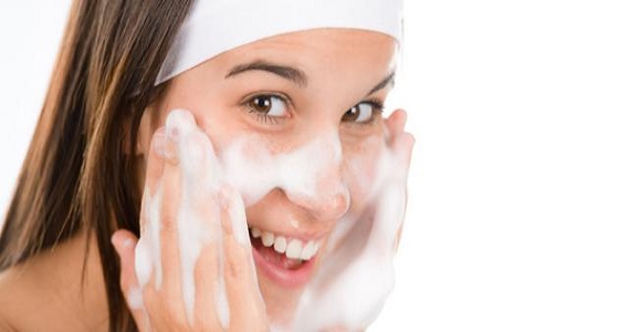 طرق آمنة لغسل الوجه دون تلف الخلايا
