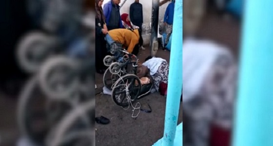 القبض على امرأة صفعت رجل أمن دفاعًا عن والدها في بلد عربي(فيديو)