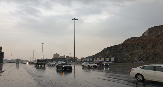 «الأرصاد» و«مدني مكة» ينبهان من أمطار رعدية تشهدها 11 محافظة بالمنطقة