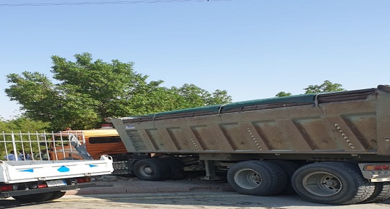 بالصور.. اصطدام شاحنة وحافلتين على «دائري عرفة» ووقوع 18 إصابة