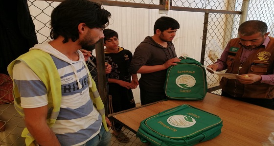 «سلمان للإغاثة» يوزع الحقائب المدرسية على أبناء اللاجئين السوريين في مخيم الأزرق
