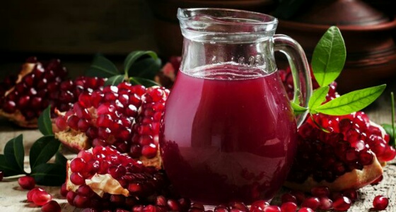 الوقاية من السرطان وتحسين الهضم.. أبرز فوائد عصير «الرمان»