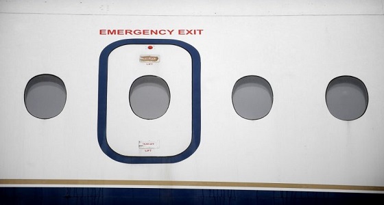شاهد.. مخمور يخلع باب الطوارئ في طائرة قبل إقلاعها بلحظات