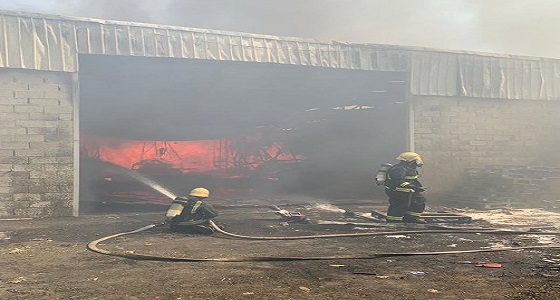 الدفاع المدني يباشر إخماد حريق هائل بسوق الأهدل في جدة