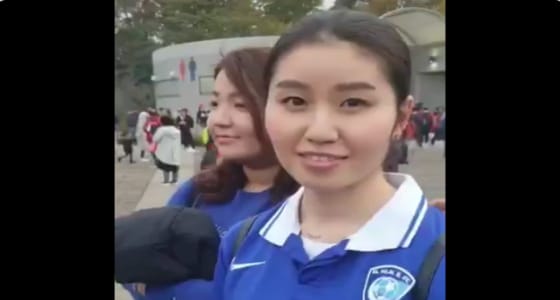 بالفيديو.. فتاة يابانية ترتدي قميص الهلال وتدعمه أمام «سايتاما»