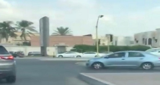 مواطن يُبلغ عن قائد مركبة عكس الاتجاه والمرور يتفاعل