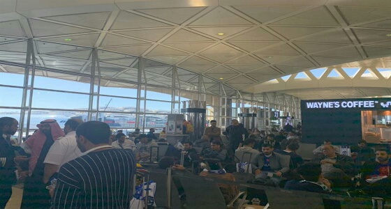 بالفيديو والصور.. تأخر رحلة الطيران المقلة لجماهير الهلال إلى طوكيو