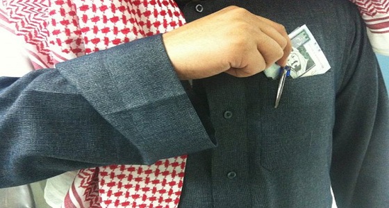 غرامة قد تصل لمليوني ريال عند رشوة موظفي الدولة أثناء تأدية عملهم