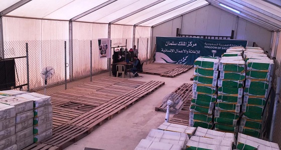 مركز الملك سلمان للاغاثة يكمل توزيع الحقائب المدرسية على طلاب مخيم الازرق