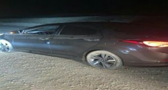 بالصور.. سيارتان عالقتان بـ بر محاسن في المنطقة الشرقية