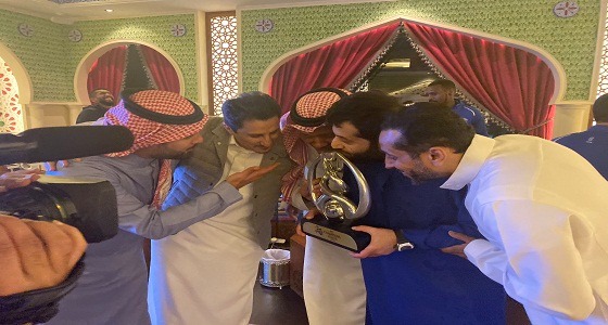 بالصور.. تركي آل الشيخ يُقبل كأس البطولة مع أعضاء الهلال في منزله