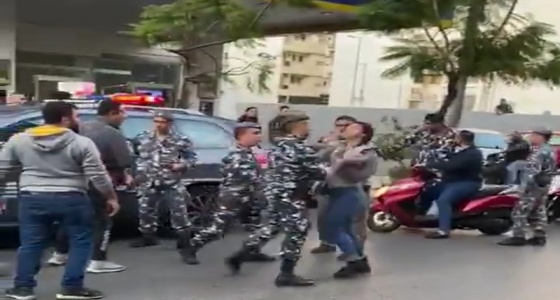 بالفيديو.. عناصر بالأمن اللبناني تعتدي على فتاة بعد مشادة كلامية