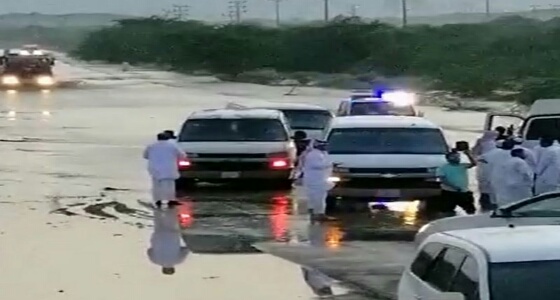 بالفيديو.. سيول الليث تمنع المعلمين من الوصول لـ مدارسهم بالمحافظة