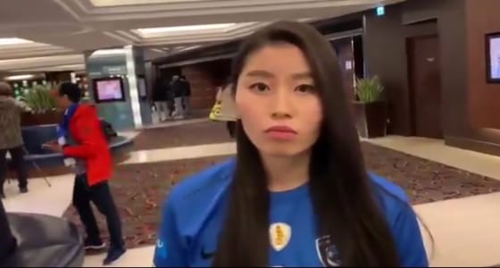 بالفيديو.. فتاة يابانية ترتدي قميص الهلال وتشجعه بمباراة أوراوا