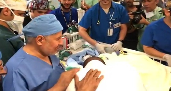بكاء والد التوأم الليبي عند رؤية طفليه بعد نهاية عملية الفصل (فيديو)