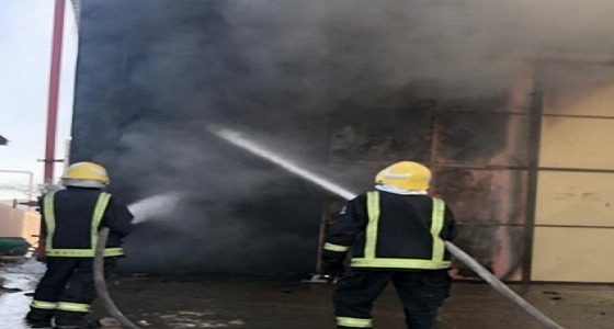 اندلاع حريق بمستودع أحد المطاعم في جدة