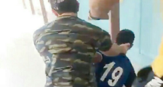 بالفيديو.. معلم كويتي يعتدي على طالب بـ الضرب أثناء الحصة الدراسية