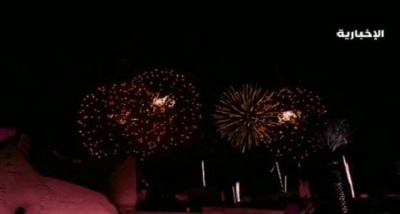 بالفيديو.. الألعاب النارية تزين سماء الدرعية التاريخية
