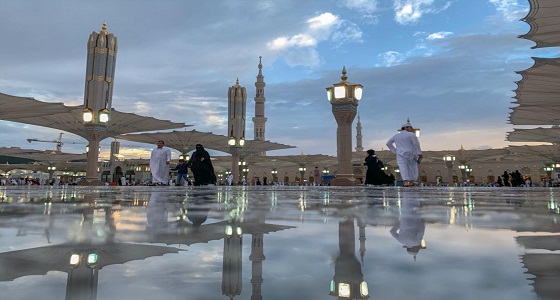 شاهد.. الأمطار تلطف الأجواء على المسجد النبوي